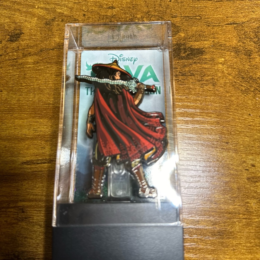 FiGPiN  RAYA #602 -  DISNEY RAYA THE LAST DRAGON - Raya Cloaked Enamel Pin